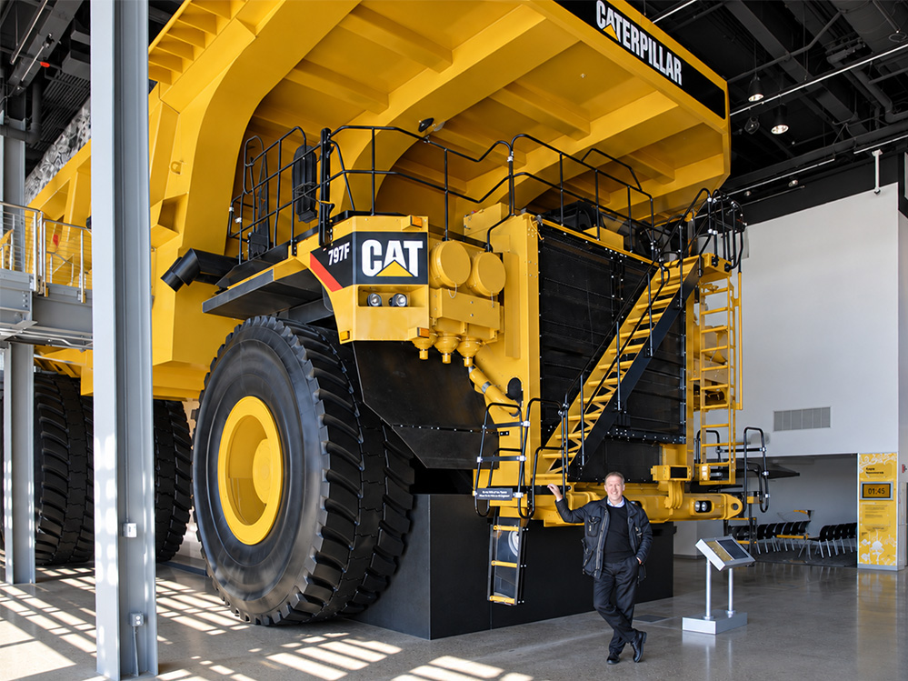 Mauro Meroni a fuanco di un 797F esposto presso la sede di Caterpillar a Menominee, MI, USA