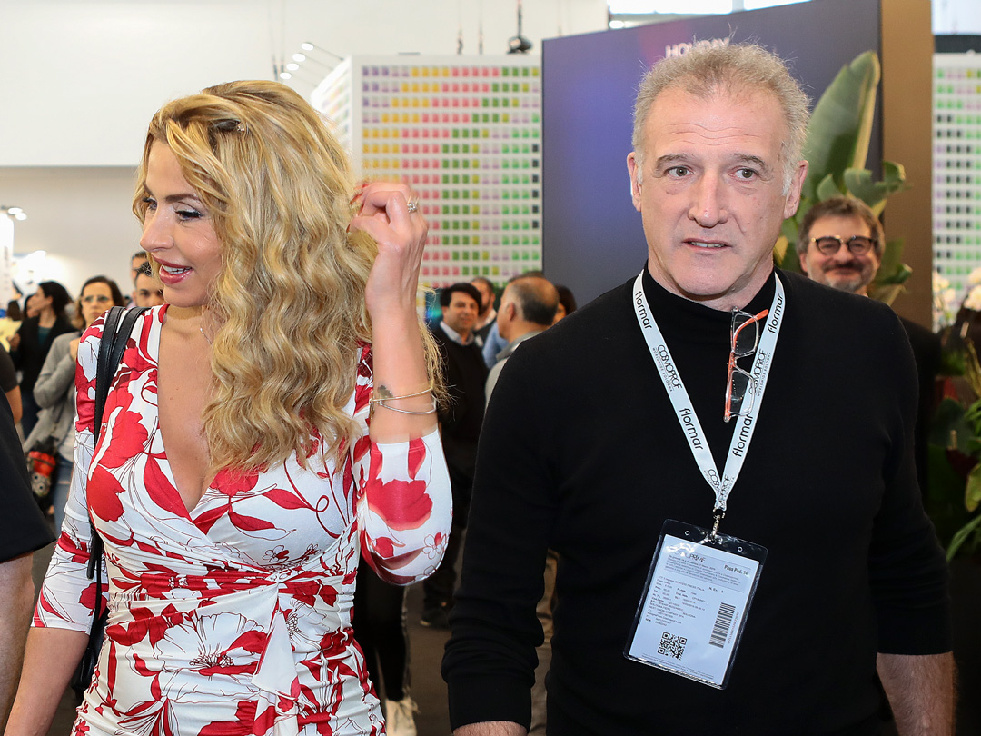 Mauro Meroni scorta Valeria Marini allo stand di B-Selfie a Cosmoprof 2019