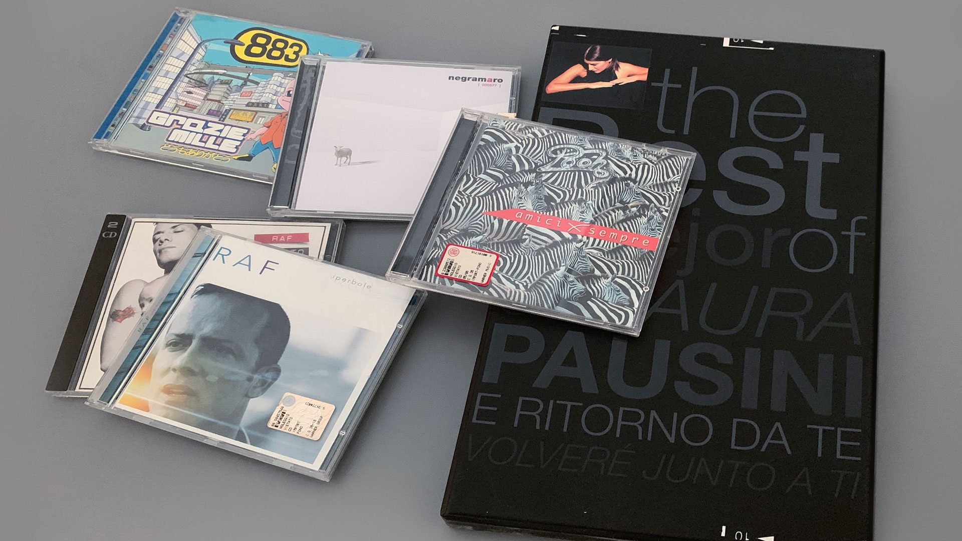 Una selezione degli album con CD-ROM realizzati da Meroni New Media per Raf, Negramaro, 883, Pooh e Laura Pausini